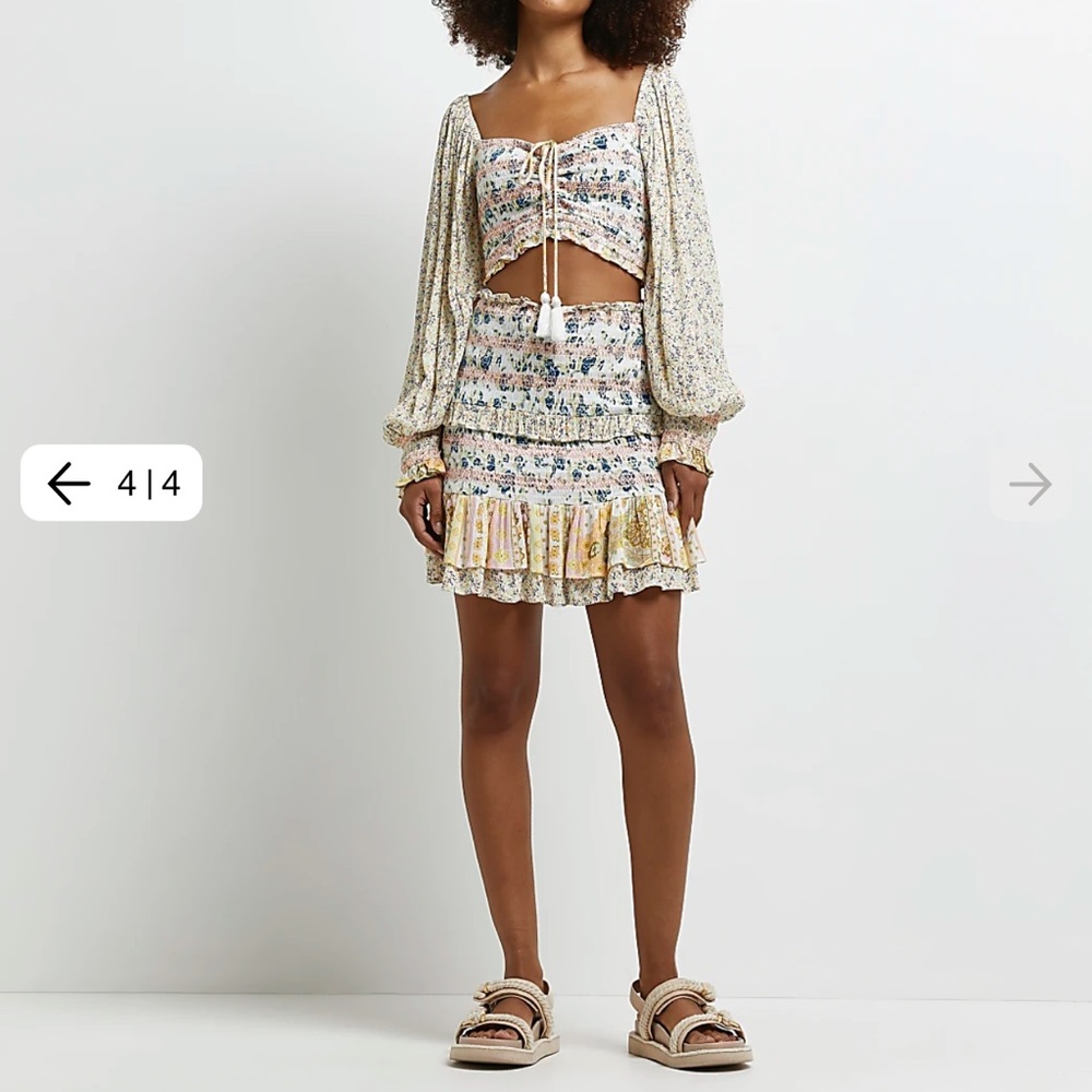 RIVER ISLAND BLUE FLORAL SHIRRED CROPPED TOP